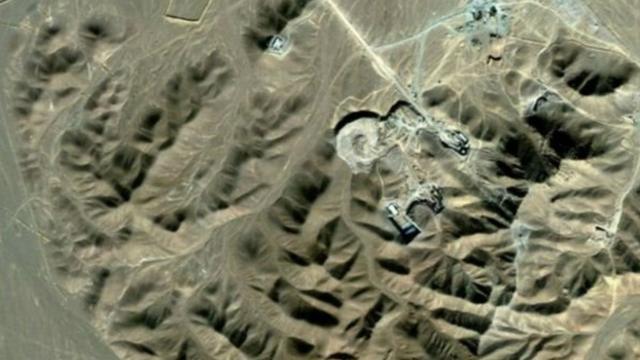 سایت فردو در زیرزمین و در منطقه ای محصور میان کوه تاسیس شده تا به گفته مقام های ایرانی در برابر حملات احتمالی خارجی آسیب ناپذیر باشد