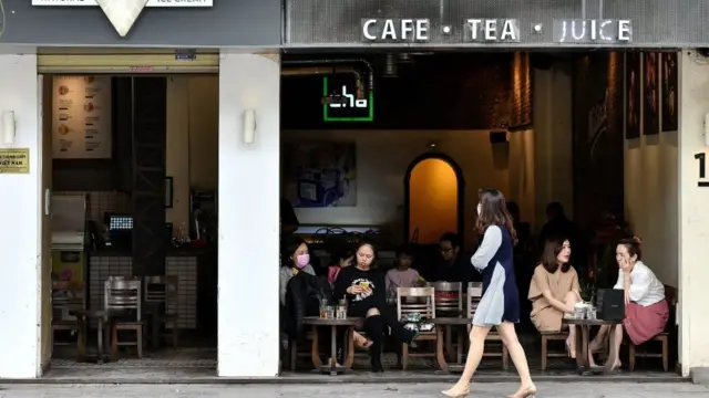 Các hàng quán đã mở cửa trở lại trên khắp Việt Nam
