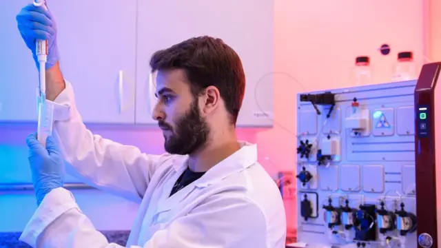 கொரோனா தடுப்பு மருந்து: பரிசோதனையை நிறுத்துவது அசாதாரணமானதா?