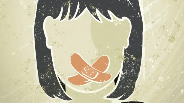 ilustración de una mujer con unas curitas puestas en la boca