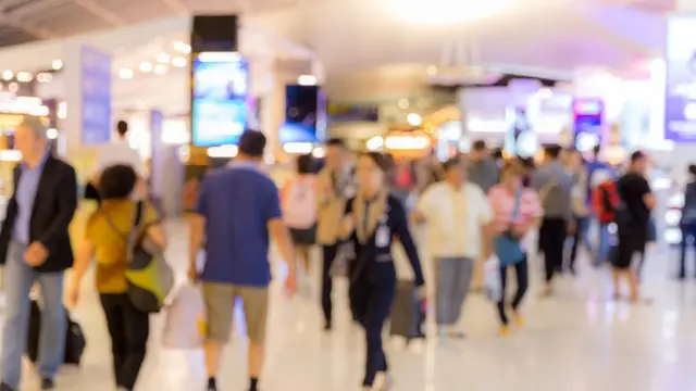 Натовп у торговому центрі