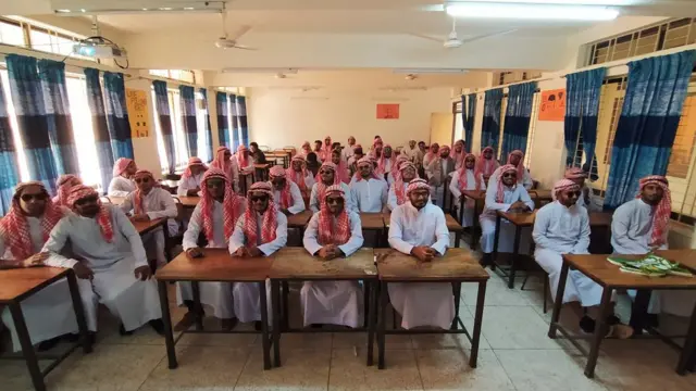 ৩০শে ডিসেম্বরকিম্পিউটার সাইন্স ও ইঞ্জিনিয়ারিং বিভাগের ছাত্রদের এই পোশাক পরা ছবি ছড়িয়ে পড়ার পর পোশাক সংক্রান্ত একটি বিজ্ঞপ্তি জারি করে বিশ্ববিদ্যালয় প্রশাসন
