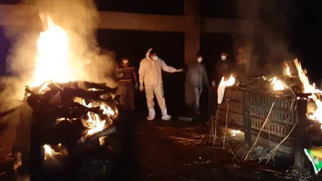 दत्ता गांजाळे आणि त्यांच्या सहकाऱ्यांनी आत्तापर्यंत 160 कोरोनाबाधित रुग्णांवर अंत्यसंस्कार केले आहेत.