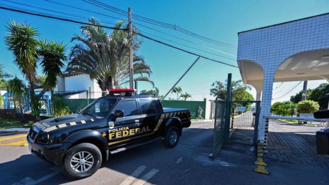 Una camioneta de la policía federal de Brasil abandona el edificio donde vive Bolsonaro