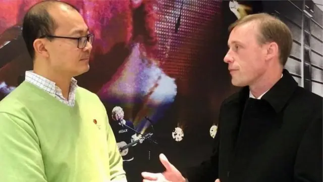 Ông Jake Sullivan (phải)