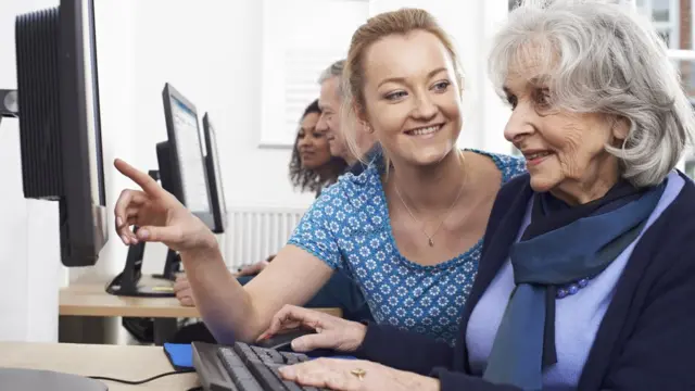 Senhora usando o computador