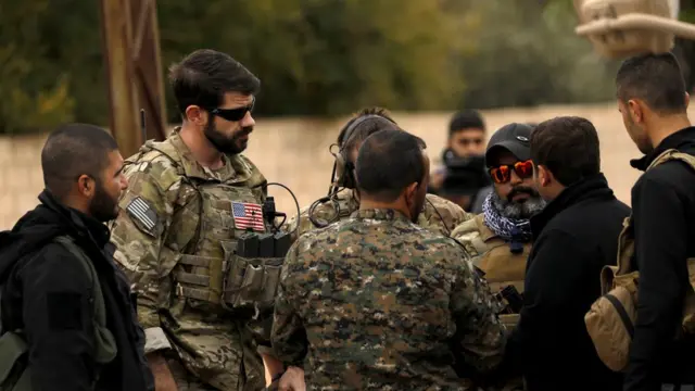 AFP, geçtiği bu fotoğrafta ABD askerleri ve SDG'lilerin bulunduğunu bildirdi.