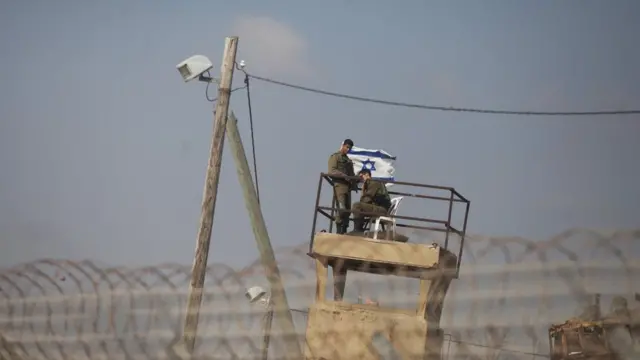 Militares israelíes vigilan la frontera con Gaza