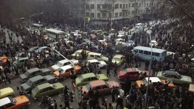 تجمع مردم در خیابان‌های اصلی شهر در روز ۲۶ دی ۱۳۵۷