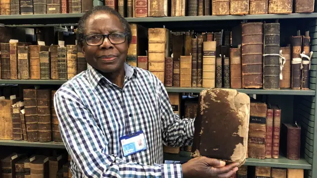 느군드가 1830~1835년 아프리카 마다가스카에서 번역된 동물 가죽 성서를 들고 있다