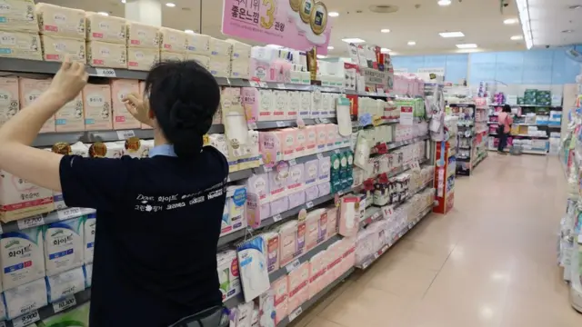 한국소비자원이 발표한 자료에 따르면 한국의 생리대 가격은 개당 평균 331원 정도로 OECD 36개국 중 가장 비싸다
