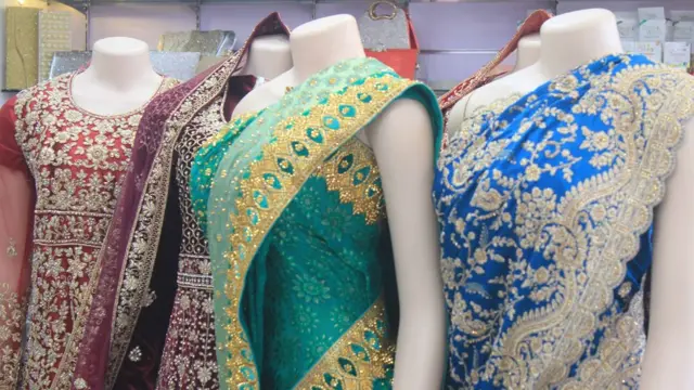 எட்டாத விலையில் புத்தாடை