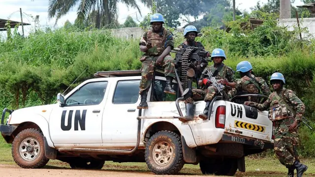 Des casques bleus de la MONUSCO assis à l'arrière d'un pick-up de l'ONU, le 23 octobre 2014 à Beni.