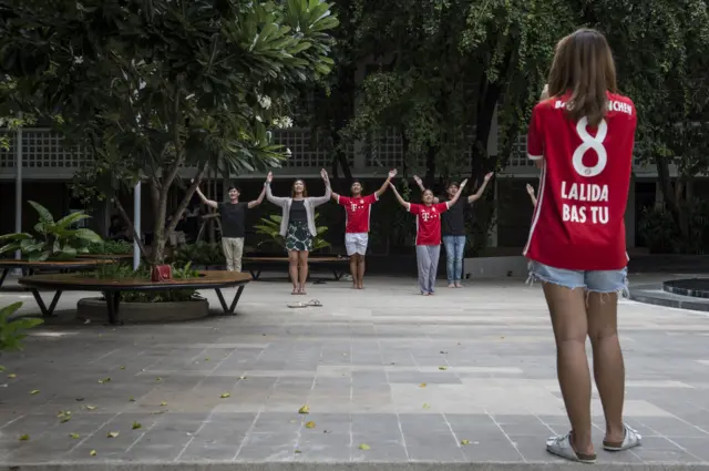 นักศึกษาทำกิจกรรม