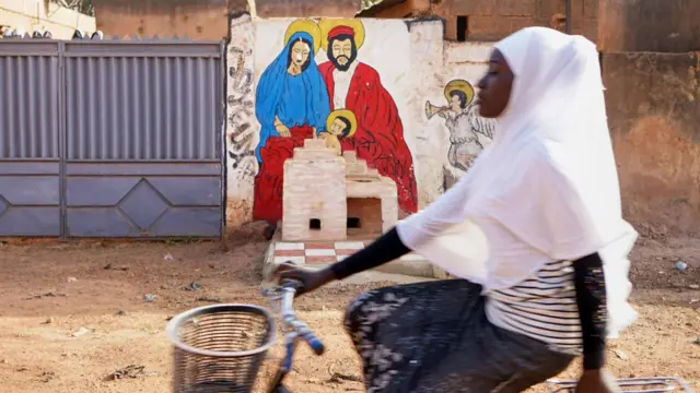 በቤተክርስቲያን በኩል የምታልፍ ሙስሊም ሴት