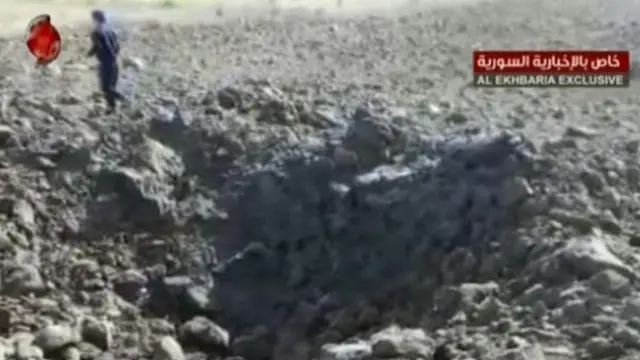 التلفزيون الرسمي يعرض صورا لما يقول إنه موقع إسقاط صاروخ أجنبي