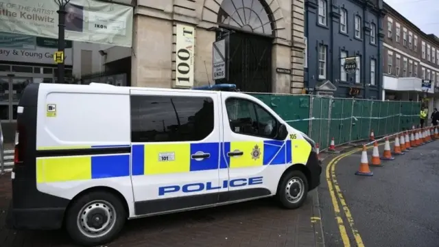 حدود ۱۸۰ نفر از پرسنل نظامی از جمله نیروهایی که در خصوص تسلیحات شیمیایی تخصص دارند برای کمک به عملیات پاکسازی، به سالزبری اعزام شده اند