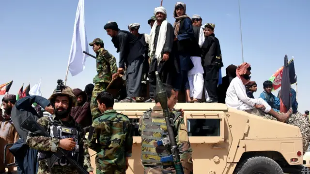 Mayakan Taliban da wasu 'yan Afghanistan a kan mota mai sulke ta Humvee mallakar sojojin gwamnati a lokacin da aka tsagaita wuta a 2018