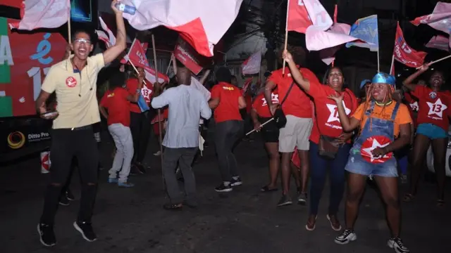 Militantes pró-Lula durante debate de governadores na Bahia
