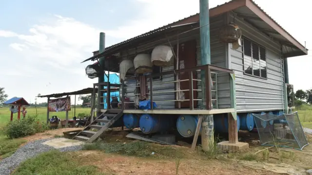 บ้านลอยน้ำ