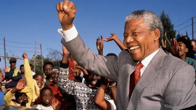 Nelson Mandela visitant l'école de Hlengiwe en Afrique du Sud