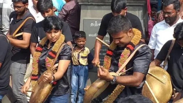 अपनी शादी के बाद ड्रम बजाती हुई कौशल्या