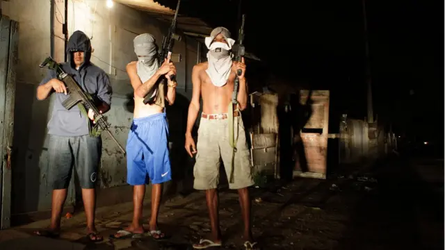 Pandillas armadas en una favela de Río