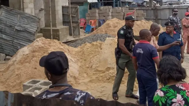 Ndị ọrụ gbata gbata eruola ebe ụlọ dara n'Aba