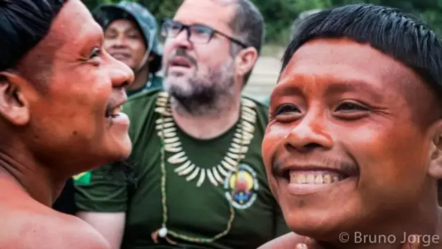 Bruno Araújo Pereira junto com indígenas