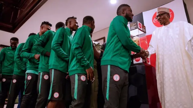 Aarẹ Buhari n bọwọ pẹlu awọn agbabọọlu to n gbabọọlu jẹun nilẹ Afirika