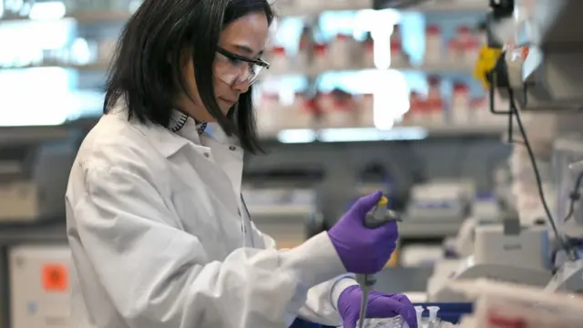 Cientista de laboratório de Moderna, Estados Unidos.