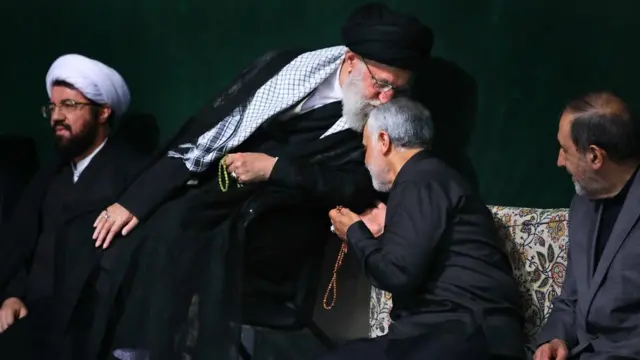 و تصویر معروف آقای خامنهای و قاسم سلیمانی در شب چهارم محرم در ۲۸ شهریور ۱۳۹۷ در بیت رهبر انقلاب