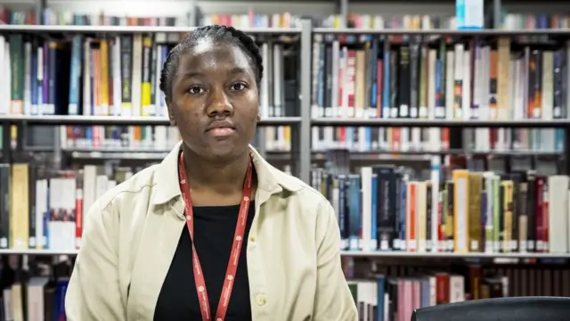 로베르타는 사교육을 받는 또래를 따라가기 어렵다고 말한다