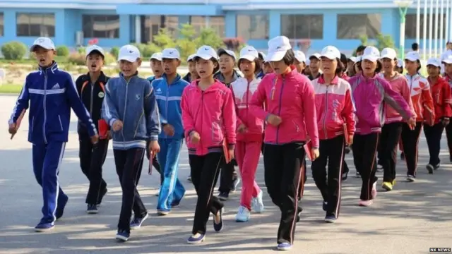 या मुलांनी ट्रॅक सुट घातला आहे. निरखून पाहिलं तर त्यावर पाश्चिमात्य ब्रॅंडची नावं दिसून येत आहेत. या ब्रॅंडच्या नावांची नक्कल केल्याची शक्यता आहे.