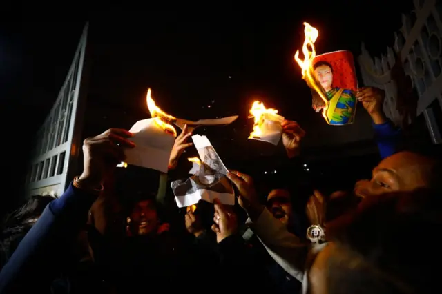 संसद् विघटन भएपछि प्रधानमन्त्री ओली र राष्टपतिको आलोचना भएको थियो