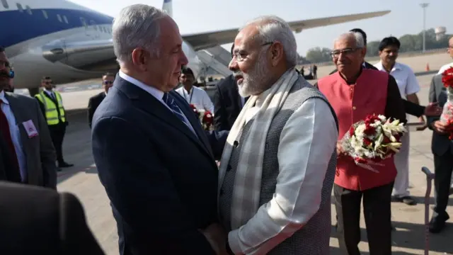અમદાવાદ એરપોર્ટ પર ઇઝરાયલના પીએમનું સ્વાગત કરતા પીએમ મોદી