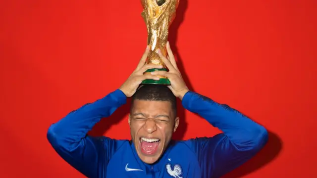 Kylian Mbappé con la Copa del Mundo.