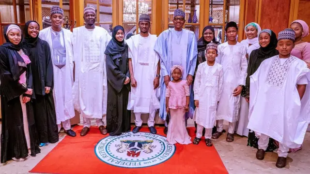 Shugaba Muhammadu Buhari da mai dakinsa Aisha da kuma 'ya'ya da surukansa bayan Sallar Idi