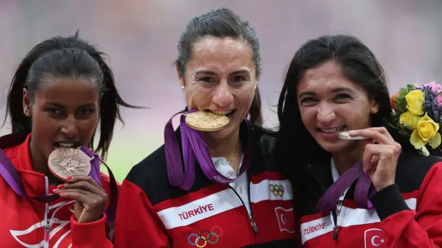Maryam Yusuf Jamal y las competidas turcas en el podio en Londres.