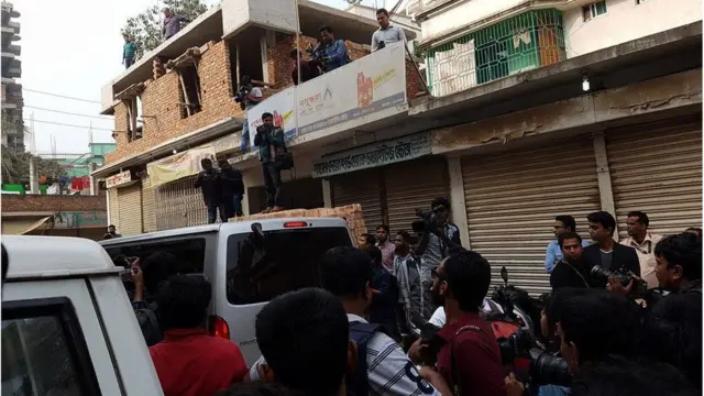 দুপুর নাগাদ সেখানে এসে পৌঁছালো দুটি অ্যাম্বুলেন্স