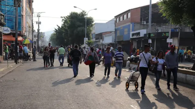 Personas caminando en Ureña