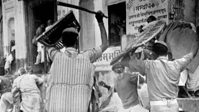 અયોધ્યામાં પોલીસનો લાઠીચાર્જ