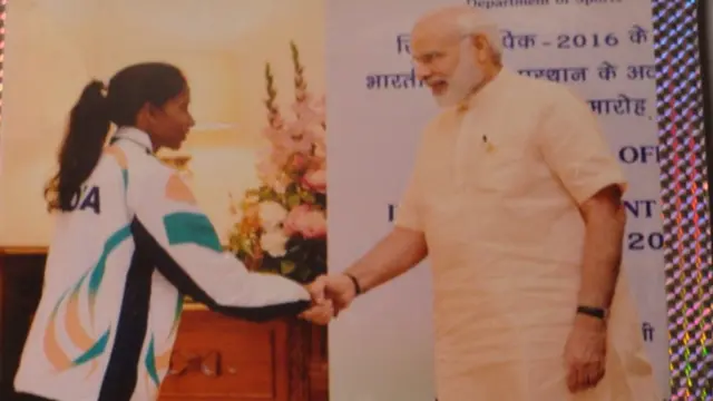 निक्की प्रधान प्रधानमंत्री नरेंद्र मोदी के साथ