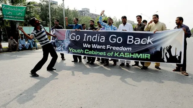 પ્રદર્શન કરતા લોકો