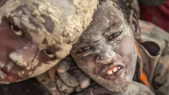 Des enfants jouent pendant le Crépissage à Djenné