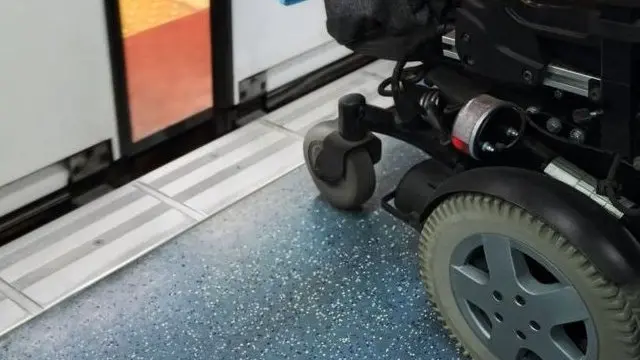 Poyezdga chiqayotgan nogironlik aravachasi