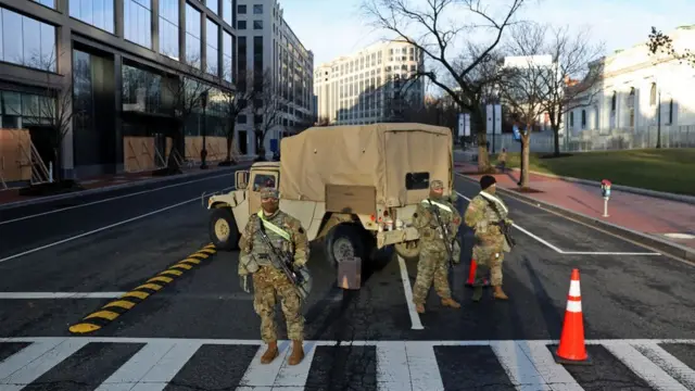 Барикади, колючий дріт, військові: як Вашингтон готується до можливих заворушень. Фото