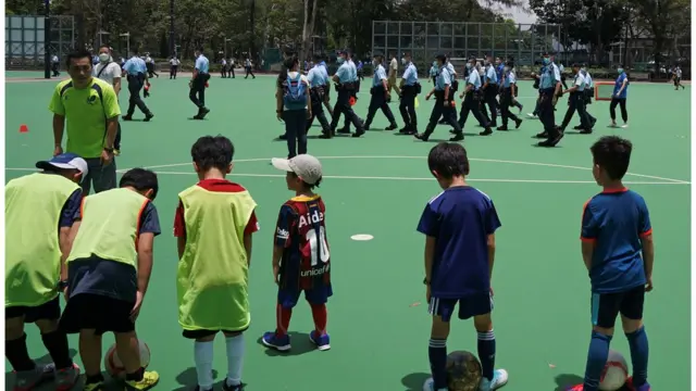 警方封锁了维园，令一些原定可以举行的球类训练班要取消。