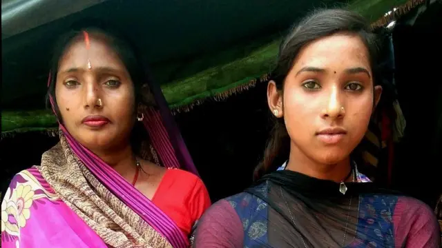 시바니와 어머니. 시바니는 10살 이후 학교에 가본 적이 없다