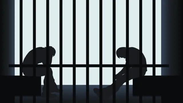 Hombres dentro de una cárcel.